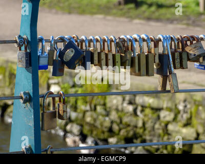 Vorhängeschlösser auf einer Brücke in in Bakewell, Großbritannien Stockfoto