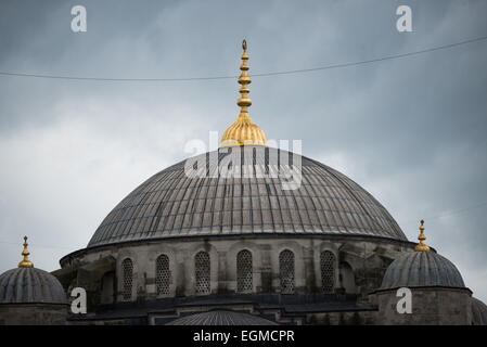 ISTANBUL, Türkei – Kuppeln der Blauen Moschee Istanbuls vor einem wolkigen Himmel. Die Blaue Moschee ist wegen ihrer Fliesen weithin bekannt, aber der formelle Name der Moschee ist Sultan Ahmed Moschee (oder Sultan Ahmet Camii auf Türkisch). Es wurde von 1609 bis 1616 unter der Herrschaft von Sultan Ahmed I. erbaut Stockfoto
