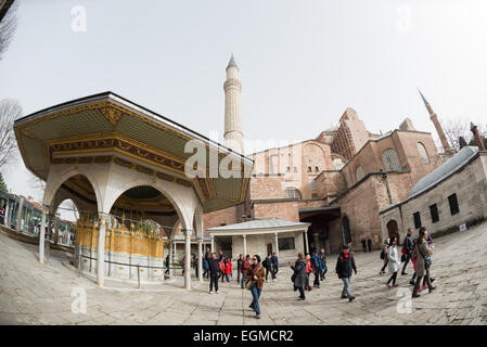 ISTANBUL, Türkei / Türkiye — der kunstvoll verzierte Waschbrunnen im Innenhof der Hagia Sophia. Ursprünglich im Jahr 537 erbaut, diente sie als östlich-orthodoxe Kathedrale, römisch-katholische Kathedrale, Moschee und heute als Museum. Auch bekannt als Ayasofya oder Aya Sofia, ist es eines der wichtigsten Wahrzeichen Istanbuls. Stockfoto