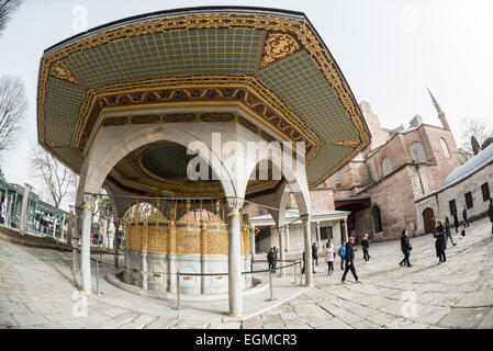 ISTANBUL, Türkei / Türkiye — der kunstvoll verzierte Waschbrunnen im Innenhof der Hagia Sophia. Ursprünglich im Jahr 537 erbaut, diente sie als östlich-orthodoxe Kathedrale, römisch-katholische Kathedrale, Moschee und heute als Museum. Auch bekannt als Ayasofya oder Aya Sofia, ist es eines der wichtigsten Wahrzeichen Istanbuls. Stockfoto