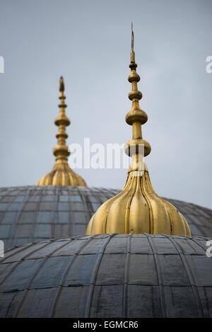 Hagia Sophia Kuppeln und Finials ISTANBUL Türkei // ISTANBUL, Türkei — goldene Zinnen krönt die Kuppeln der Hagia Sophia, die während der osmanischen Zeit als Teil der Umwandlung des Gebäudes in eine Moschee hinzugefügt wurden. Diese architektonischen Elemente verbinden dekorative und religiöse Funktionen. Die Metallarbeiten zeigen charakteristische Elemente der osmanischen Moschee-Architektur. Stockfoto