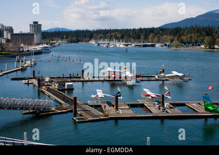 Flughafen Vancouver Harbour Wasser oder Kohle Hafen Seaplane Base, Downtown, Vancouver, Kanada mit Wasserflugzeugen neben Docks. Stockfoto