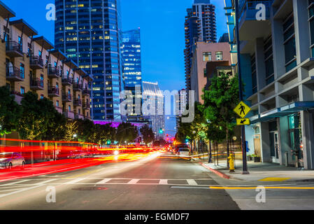 Downtown San Diego bei Nacht Blick auf Kettner Blvd. San Diego, California, Usa. Stockfoto