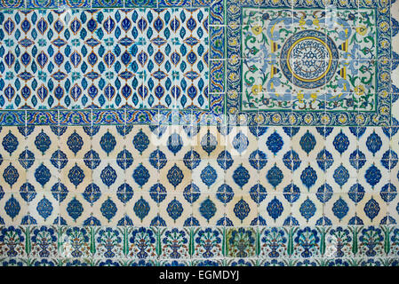 ISTANBUL, Türkei / Türkiye – exquisite Iznik-Fliesen zieren die Wände der Harem-Moschee (Harem Mescidi) im Topkapi-Palast, Istanbul. Diese Keramikmeisterwerke aus dem 17. Jahrhundert mit komplizierten Blumenmotiven und Kalligrafie in leuchtenden Blau-, Grün- und Rottönen verkörpern den Höhepunkt der osmanischen dekorativen Kunst in diesem privaten Gebetsraum für die prominentesten Frauen des kaiserlichen Harems. Stockfoto