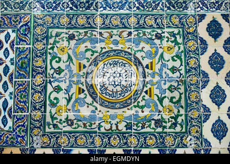 ISTANBUL, Türkei / Türkiye – exquisite Iznik-Fliesen zieren die Wände der Harem-Moschee (Harem Mescidi) im Topkapi-Palast, Istanbul. Diese Keramikmeisterwerke aus dem 17. Jahrhundert mit komplizierten Blumenmotiven und Kalligrafie in leuchtenden Blau-, Grün- und Rottönen verkörpern den Höhepunkt der osmanischen dekorativen Kunst in diesem privaten Gebetsraum für die prominentesten Frauen des kaiserlichen Harems. Stockfoto