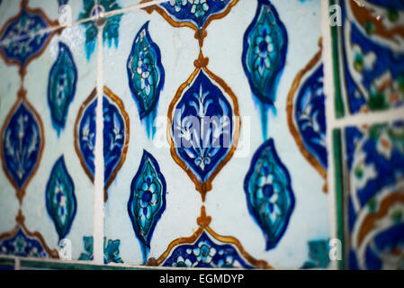 ISTANBUL, Türkei / Türkiye – exquisite Iznik-Fliesen zieren die Wände der Harem-Moschee (Harem Mescidi) im Topkapi-Palast, Istanbul. Diese Keramikmeisterwerke aus dem 17. Jahrhundert mit komplizierten Blumenmotiven und Kalligrafie in leuchtenden Blau-, Grün- und Rottönen verkörpern den Höhepunkt der osmanischen dekorativen Kunst in diesem privaten Gebetsraum für die prominentesten Frauen des kaiserlichen Harems. Stockfoto