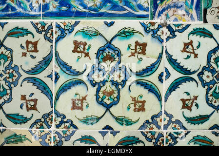 ISTANBUL, Türkei / Türkiye – exquisite Iznik-Fliesen zieren die Wände der Harem-Moschee (Harem Mescidi) im Topkapi-Palast, Istanbul. Diese Keramikmeisterwerke aus dem 17. Jahrhundert mit komplizierten Blumenmotiven und Kalligrafie in leuchtenden Blau-, Grün- und Rottönen verkörpern den Höhepunkt der osmanischen dekorativen Kunst in diesem privaten Gebetsraum für die prominentesten Frauen des kaiserlichen Harems. Stockfoto