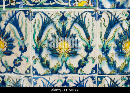 ISTANBUL, Türkei / Türkiye – exquisite Iznik-Fliesen zieren die Wände der Harem-Moschee (Harem Mescidi) im Topkapi-Palast, Istanbul. Diese Keramikmeisterwerke aus dem 17. Jahrhundert mit komplizierten Blumenmotiven und Kalligrafie in leuchtenden Blau-, Grün- und Rottönen verkörpern den Höhepunkt der osmanischen dekorativen Kunst in diesem privaten Gebetsraum für die prominentesten Frauen des kaiserlichen Harems. Stockfoto