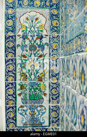 ISTANBUL, Türkei / Türkiye – exquisite Iznik-Fliesen zieren die Wände der Harem-Moschee (Harem Mescidi) im Topkapi-Palast, Istanbul. Diese Keramikmeisterwerke aus dem 17. Jahrhundert mit komplizierten Blumenmotiven und Kalligrafie in leuchtenden Blau-, Grün- und Rottönen verkörpern den Höhepunkt der osmanischen dekorativen Kunst in diesem privaten Gebetsraum für die prominentesten Frauen des kaiserlichen Harems. Stockfoto