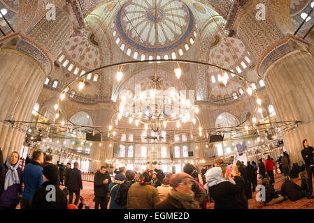 ISTANBUL, Türkei / Türkiye – die kunstvollen Verzierungen der Wände und Decken im Gebetssaal der Blauen Moschee von Istanbul. Obwohl die Moschee wegen ihrer Innenverkleidung weithin als Blaue Moschee bekannt ist, lautet der formale Name der Moschee Sultan Ahmed Moschee (oder Sultan Ahmet Camii auf Türkisch). Sie wurde von 1609 bis 1616 unter Sultan Ahmed I. erbaut Stockfoto