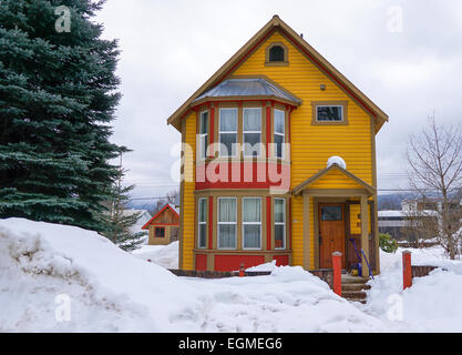 Bunte Haus im Schnee, Revelstoke, Kanada. Stockfoto