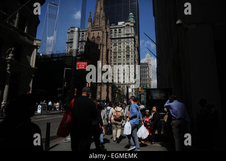A Straßenszene in Downtown Manhattan zeigt das One World Trade Center in New York City, USA. 16. September 2014. Foto Tim Cl Stockfoto
