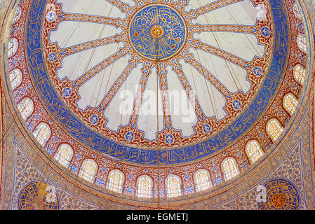 Blaue Moschee Gebetshalle Deckendekorationen Istanbul Türkei // ISTANBUL, Türkei — die kunstvollen Verzierungen der Wände und der Decke im Gebetshalle der Blauen Moschee von Istanbul. Obwohl die Moschee wegen ihrer Innenverkleidung weithin als Blaue Moschee bekannt ist, lautet der formale Name der Moschee Sultan Ahmed Moschee (oder Sultan Ahmet Camii auf Türkisch). Sie wurde von 1609 bis 1616 unter Sultan Ahmed I. erbaut Stockfoto