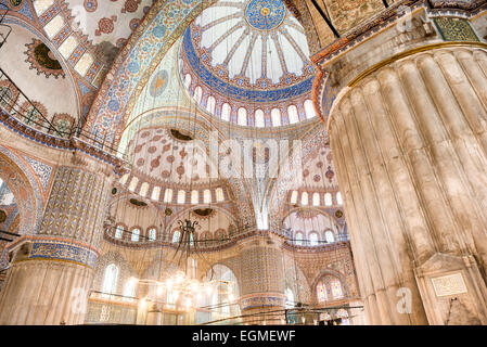 ISTANBUL, Türkei / Türkiye – die kunstvollen Dekorationen im Gebetssaal der Blauen Moschee von Istanbul. Obwohl die Moschee wegen ihrer Innenverkleidung weithin als Blaue Moschee bekannt ist, lautet der formale Name der Moschee Sultan Ahmed Moschee (oder Sultan Ahmet Camii auf Türkisch). Sie wurde von 1609 bis 1616 unter Sultan Ahmed I. erbaut Stockfoto