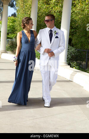 Attraktive Teenager Prom paar Walking in Kleid und weißen Smoking im freien Stockfoto