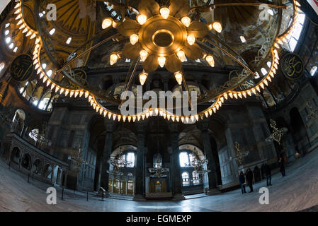 Hagia Sophia Kronleuchter Innenraum Istanbul | ISTANBUL, Türkei — Einer der großen Kronleuchter, die in der Hagia Sophia in Istanbul hängen. Ursprünglich 537 erbaut, diente sie als orthodoxe Kathedrale, als römisch-katholische Kathedrale, als Moschee und jetzt als Museum. Auch bekannt als Ayasofya oder Aya Sofia, ist sie eines der wichtigsten Wahrzeichen von Istanbul. Stockfoto