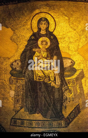 ISTANBUL, Türkei – das Apsis-Mosaik des Theotokos aus dem 9. Jahrhundert zeigt die Jungfrau Maria, die das Christuskind hält. Dieses Mosaik wurde 867 n. Chr. während der byzantinischen Zeit geschaffen und stellt eines der bedeutendsten erhaltenen Kunstwerke der Hagia Sophia dar. Das komplizierte Werk zeigt die Höhe der byzantinischen Mosaikhandwerkschaft und der orthodoxen christlichen Ikonographie. Stockfoto