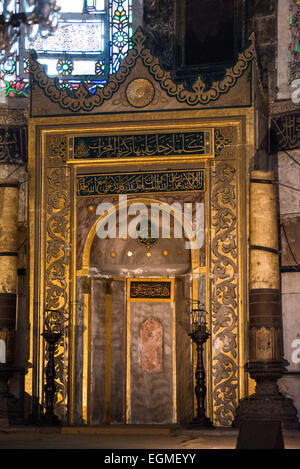 ISTANBUL, Türkei — der kunstvolle Mihrab in der Hagia Sophia zeigt die Richtung Mekkas für islamisches Gebet an. Dieses architektonische Merkmal wurde nach der Umwandlung des Gebäudes in eine Moschee im Jahre 1453 unter dem osmanischen Sultan Mehmed II. Hinzugefügt. Der Mihrab stellt eine bedeutende Änderung des ursprünglichen byzantinischen Gebäudes dar, um den Anforderungen des islamischen Gottesdienstes gerecht zu werden. Stockfoto