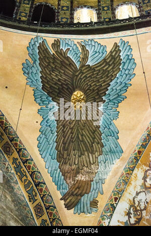 ISTANBUL, Türkei – Eine bemalte Seraphim-Figur in der Hagia Sophia, die 2009 bei Restaurierungsarbeiten entdeckt wurde. Die Figur war während der Nutzung des Gebäudes als Moschee Jahrhunderte unter Gips versteckt geblieben. Dieser Seraphim repräsentiert einen von mehreren Engeln, die einst die oberen Galerien des Gebäudes schmückten. Stockfoto