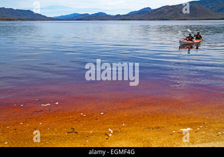 Kajakfahren in der Bathurst-Meerenge von Tasmaniens Southwest-Nationalpark Stockfoto