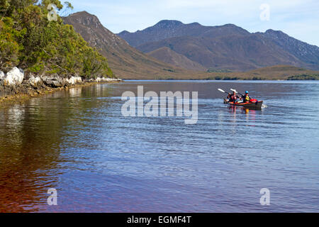 Kajakfahren in der Bathurst-Meerenge von Tasmaniens Southwest-Nationalpark Stockfoto