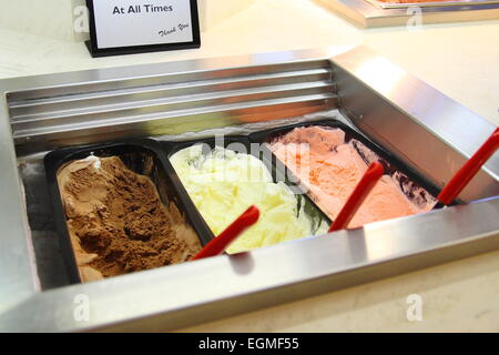 Drei aromatisierte Eis auf dem Display im Buffetrestaurant Stockfoto