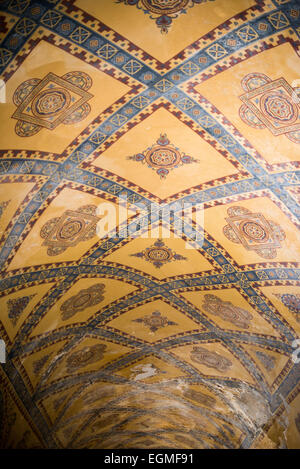 ISTANBUL, Türkei / Türkiye — Eine gemalte Decke der Galerie in Hagia Sophia. Ursprünglich im Jahr 537 erbaut, diente sie als östlich-orthodoxe Kathedrale, römisch-katholische Kathedrale, Moschee und heute als Museum. Auch bekannt als Ayasofya oder Aya Sofia, ist es eines der wichtigsten Wahrzeichen Istanbuls. Stockfoto