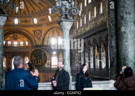 Hagia Sophia Obergeschoss Touristen Istanbul Türkei | ISTANBUL, Türkei — Tourist posiert für Fotos in der oberen Galerie der Hagia Sophia. Ursprünglich 537 erbaut, diente sie als orthodoxe Kathedrale, als katholische Kathedrale, als Moschee und jetzt als Museum. Auch bekannt als Ayasofya oder Aya Sofia, ist sie eines der wichtigsten Wahrzeichen Istanbuls. Stockfoto