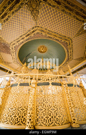 ISTANBUL, Türkei: Der kunstvoll verzierte Waschbrunnen im Innenhof der Hagia Sophia. Ursprünglich 537 erbaut, diente es als östlich-orthodoxe Kathedrale, als römisch-katholische Kathedrale, als Moschee und heute als Museum. Auch bekannt als Ayasofya oder Aya Sofia, ist es eines von Istanbuls wichtigsten Wahrzeichen. Stockfoto