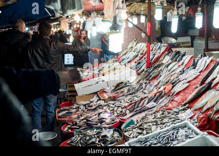 ISTANBUL, Türkei / Türkiye — Händler, die auf dem Karakoy Fischmarkt am Ufer des Goldenen Horns fangfrischen Fisch verkaufen. Stockfoto