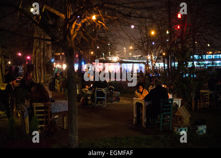 Outdoor-Restaurants Golden Horn Waterfront Istanbul // ISTANBUL, Türkei – die Gäste genießen ihre Mahlzeiten in Outdoor-Restaurants am Goldenen Horn in Karakoy, Istanbul. Die historische neue Moschee (Yeni Cami), die 1665 fertiggestellt wurde, und die Galata-Brücke bilden eine dramatische Kulisse. Diese beliebten Restaurants am Wasser bieten frische Meeresfrüchte und traditionelle türkische Küche mit Blick auf die historische Skyline Istanbuls. Stockfoto