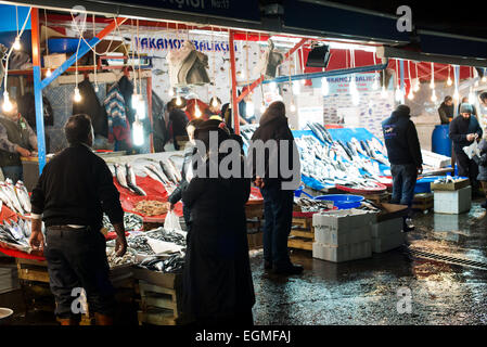 ISTANBUL, Türkei / Türkiye — Händler, die auf dem Karakoy Fischmarkt am Ufer des Goldenen Horns fangfrischen Fisch verkaufen. Stockfoto