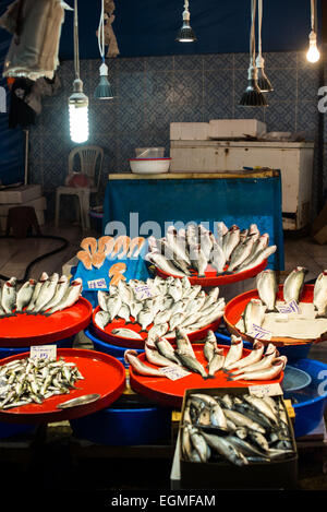 ISTANBUL, Türkei / Türkiye — Händler, die auf dem Karakoy Fischmarkt am Ufer des Goldenen Horns fangfrischen Fisch verkaufen. Stockfoto