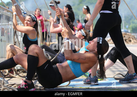 Wettbewerber in Aktion während der Reebok Spartan Race. Mohegan Sun, Uncasville, Connecticut, USA. Stockfoto