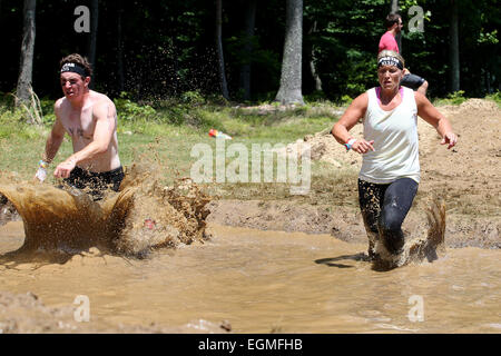 Wettbewerber in Aktion während der Reebok Spartan Race. Mohegan Sun, Uncasville, Connecticut, USA. Stockfoto