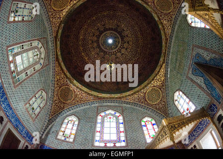 ISTANBUL, Türkei / Türkiye (Türkiye) — die Privy Chamber of Sultan Murad III. Wurde 1578 erbaut und vom Chefarchitekten Sinan entworfen. Es ist mit kunstvollen Iznik-Fliesen aus dem 16. Jahrhundert dekoriert und wird seitdem als offizielle und private Wohnung des Sultans genutzt. Der kaiserliche Harem war das innere Heiligtum des Topkapi-Palastes, in dem der Sultan und seine Familie lebten. Auf einer Halbinsel mit Blick auf den Bosporus und das Goldene Horn stand der Topkapi-Palast, der etwa 400 Jahre (1465–1856) ihrer 624-jährigen Herrschaft die Hauptwohnung der osmanischen Sultane war. Stockfoto