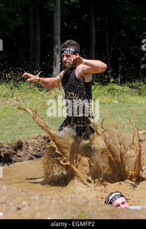 Wettbewerber in Aktion während der Reebok Spartan Race. Mohegan Sun, Uncasville, Connecticut, USA. Stockfoto