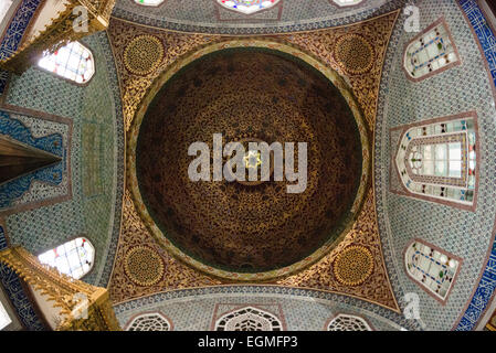 Topkapi Palace Privy Chamber Iznik Tiles Istanbul Turkey | ISTANBUL, Türkei – die Kuppeldecke der Privy Chamber of Murad III, die private Wohnung des Sultans im kaiserlichen Harem des Topkapi Palace. Die von 1578 bis 79 vom kaiserlichen Chefarchitekten Mimar Sinan erbaute Kammer ist mit einigen der schönsten Iznik-Fliesen aus dem 16. Jahrhundert umhüllt, mit vergoldeten Medaillons und Buntglasfenstern, die einen zentralen, mit Inschrift versehenen Rundlauf umgeben. Der Raum ist nach wie vor das älteste und am besten erhaltene Interieur des Harem-Komplexes. Stockfoto