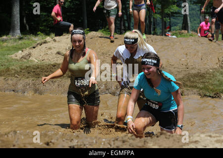 Wettbewerber in Aktion während der Reebok Spartan Race. Mohegan Sun, Uncasville, Connecticut, USA. Stockfoto