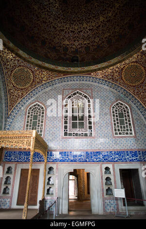 ISTANBUL, Türkei / Türkiye (Türkiye) — die Privy Chamber of Sultan Murad III. Wurde 1578 erbaut und vom Chefarchitekten Sinan entworfen. Es ist mit kunstvollen Iznik-Fliesen aus dem 16. Jahrhundert dekoriert und wird seitdem als offizielle und private Wohnung des Sultans genutzt. Der kaiserliche Harem war das innere Heiligtum des Topkapi-Palastes, in dem der Sultan und seine Familie lebten. Auf einer Halbinsel mit Blick auf den Bosporus und das Goldene Horn stand der Topkapi-Palast, der etwa 400 Jahre (1465–1856) ihrer 624-jährigen Herrschaft die Hauptwohnung der osmanischen Sultane war. Stockfoto