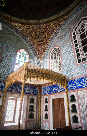 ISTANBUL, Türkei / Türkiye (Türkiye) — die Privy Chamber of Sultan Murad III. Wurde 1578 erbaut und vom Chefarchitekten Sinan entworfen. Es ist mit kunstvollen Iznik-Fliesen aus dem 16. Jahrhundert dekoriert und wird seitdem als offizielle und private Wohnung des Sultans genutzt. Der kaiserliche Harem war das innere Heiligtum des Topkapi-Palastes, in dem der Sultan und seine Familie lebten. Auf einer Halbinsel mit Blick auf den Bosporus und das Goldene Horn stand der Topkapi-Palast, der etwa 400 Jahre (1465–1856) ihrer 624-jährigen Herrschaft die Hauptwohnung der osmanischen Sultane war. Stockfoto