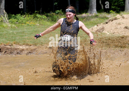 Wettbewerber in Aktion während der Reebok Spartan Race. Mohegan Sun, Uncasville, Connecticut, USA. Stockfoto