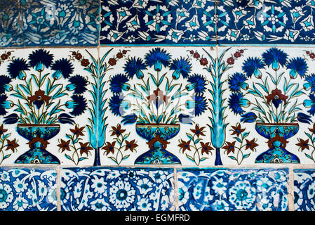 ISTANBUL, Türkei / Türkiye — die Wände des Topkapi-Palastes in Istanbul sind mit filigranen Iznik-Fliesen geschmückt. Diese farbenfrohen Meisterwerke aus Keramik mit floralen Motiven und geometrischen Mustern in leuchtenden Blau-, Rot- und Grüntönen sind ein Beispiel für den Höhepunkt osmanischer Kunst und Handwerkskunst des 16. Jahrhunderts. Stockfoto