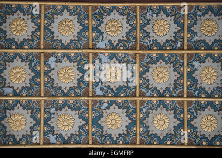 Iznik Fliesen Topkapi-Palast Istanbul // ISTANBUL, Türkei — die Wände des Topkapi-Palastes in Istanbul zieren komplizierte Iznik-Fliesen. Diese farbenfrohen Meisterwerke aus Keramik mit floralen Motiven und geometrischen Mustern in leuchtenden Blau-, Rot- und Grüntönen sind ein Beispiel für den Höhepunkt osmanischer Kunst und Handwerkskunst des 16. Jahrhunderts. Stockfoto