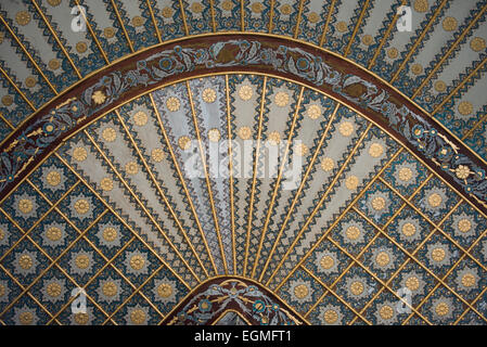 ISTANBUL, Türkei / Türkiye — die Wände des Topkapi-Palastes in Istanbul sind mit filigranen Iznik-Fliesen geschmückt. Diese farbenfrohen Meisterwerke aus Keramik mit floralen Motiven und geometrischen Mustern in leuchtenden Blau-, Rot- und Grüntönen sind ein Beispiel für den Höhepunkt osmanischer Kunst und Handwerkskunst des 16. Jahrhunderts. Stockfoto