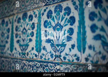 ISTANBUL, Türkei / Türkiye — die Wände des Topkapi-Palastes in Istanbul sind mit filigranen Iznik-Fliesen geschmückt. Diese farbenfrohen Meisterwerke aus Keramik mit floralen Motiven und geometrischen Mustern in leuchtenden Blau-, Rot- und Grüntönen sind ein Beispiel für den Höhepunkt osmanischer Kunst und Handwerkskunst des 16. Jahrhunderts. Stockfoto