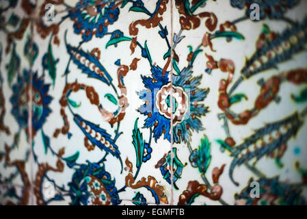 ISTANBUL, Türkei / Türkiye — die Wände des Topkapi-Palastes in Istanbul sind mit filigranen Iznik-Fliesen geschmückt. Diese farbenfrohen Meisterwerke aus Keramik mit floralen Motiven und geometrischen Mustern in leuchtenden Blau-, Rot- und Grüntönen sind ein Beispiel für den Höhepunkt osmanischer Kunst und Handwerkskunst des 16. Jahrhunderts. Stockfoto