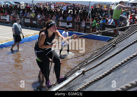 Wettbewerber in Aktion während der Reebok Spartan Race. Mohegan Sun, Uncasville, Connecticut, USA. Stockfoto