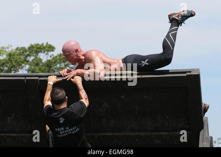 Wettbewerber in Aktion während der Reebok Spartan Race. Mohegan Sun, Uncasville, Connecticut, USA. Stockfoto