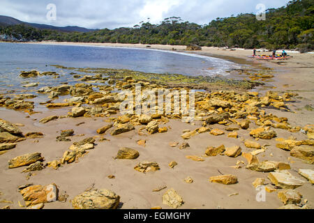 Kajaks am Strand von Spanien Bucht, am südlichen Ufer des Port Davey Stockfoto